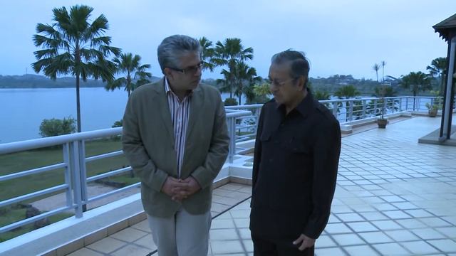 short Interview with doctor Mahatir Mohammad about the Iranian Revolution and Egyptian Revolution смотреть онлайн