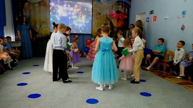 "Звёздный танец выпускников с малышами" Евтодьевой Аллы смотреть онлайн