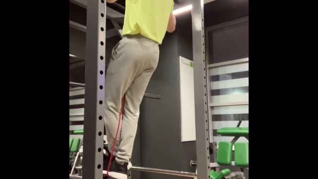Подтягивания с резиновыми петлями (Band assisted pull-ups) смотреть онлайн