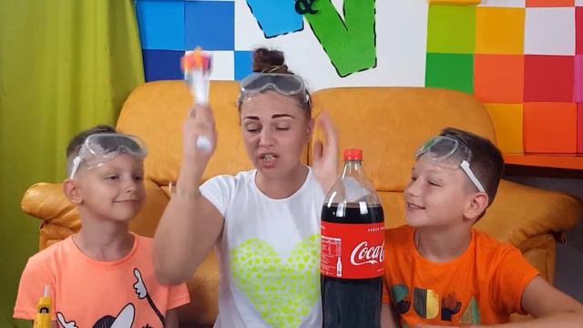 ШАРИКИ ВОДЯНЫЕ БОМБОЧКИ / надуваем шарики КОКА КОЛОЙ эксперимент от Вова и Ваня студио смотреть онлайн