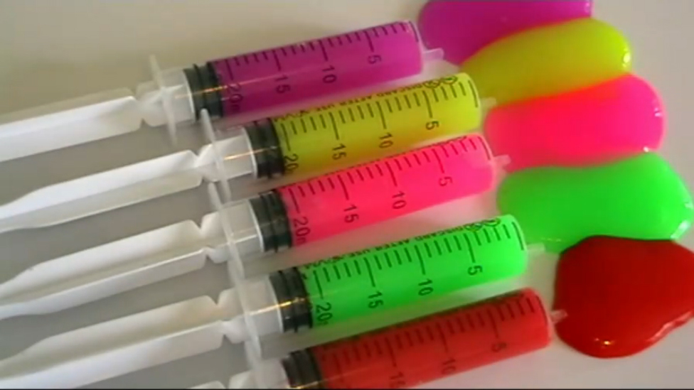 Лизун.Лизун в шприцах.Играем и учим цвета вместе с лизуном и шприцами смотреть онлайн