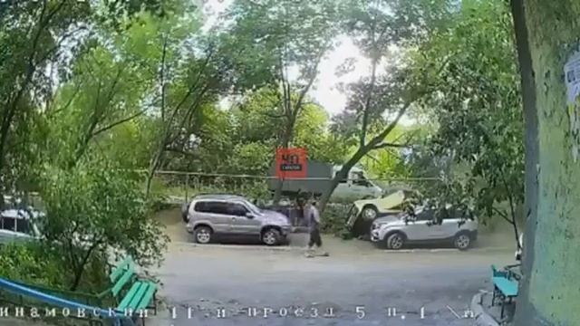 В Заводском районе «шестерка» слетела с дороги и упала на припаркованную Lada XRAY смотреть онлайн
