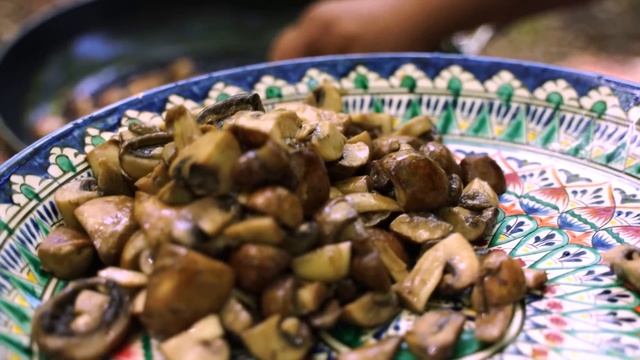 A frying pan with an Incredible Dish In the FOREST! Hobbies Of Millions Of People. смотреть онлайн