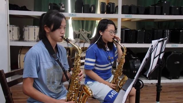 Chloe & Hazel Playing Alto Saxophone for the Youth Band Global Play-along смотреть онлайн
