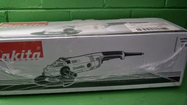 40031 - Makita GA7040S01 180mm Angle Grinder 2400Watt.BRAND NEW IN BOX NEVER USED.SEALED смотреть онлайн