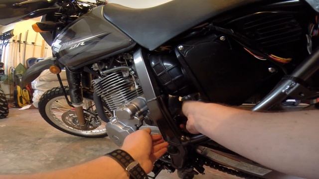 Suzuki DR 650 Upper Chain Roller Removal With 6IOD смотреть онлайн
