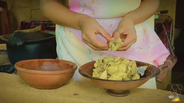 Village type Spicy Chicken & Cassava Paratha in Banana leaf смотреть онлайн