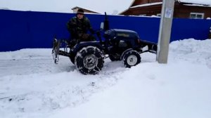 Минитрактор Русич 220 чистка снега доработанной лопатой