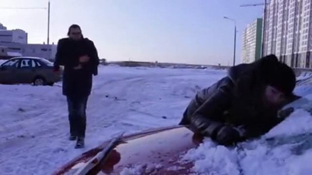 Как правильно женщинам чистить машину от снега смотреть онлайн