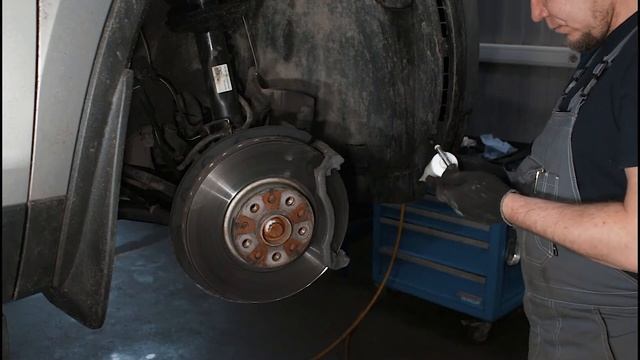 Замена передних тормозных колодок Skoda Kodiaq смотреть онлайн