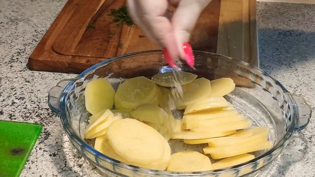 КАРТОФЕЛЬ С СЫРОМ И ПОМИДОРАМИ В СВЧ?POTATO WITH CHEESE AND TOMATOES IN THE MICROWAVE смотреть онлайн