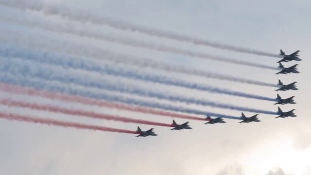 Сто лет ВВС, "торжественный вынос" флага России смотреть онлайн