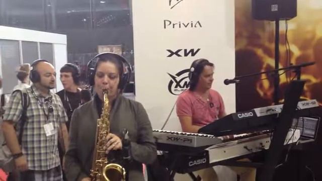 Сергей Манукян и очаровательная саксофонистка NAMM2014 смотреть онлайн