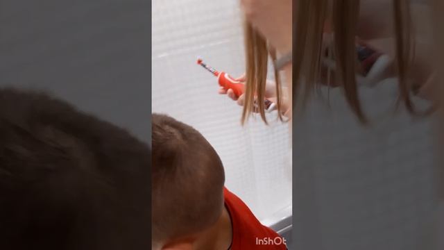 Первая чистка зубов электрощеткой смотреть онлайн
