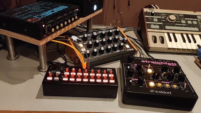 Sequence jam // Waldorf Streichfett + Moog Minitaur + KORG SQ-1 смотреть онлайн