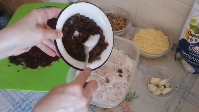 салат с грецким орехом, овощами, изюмом и сыром. Хорош на праздничный стол смотреть онлайн