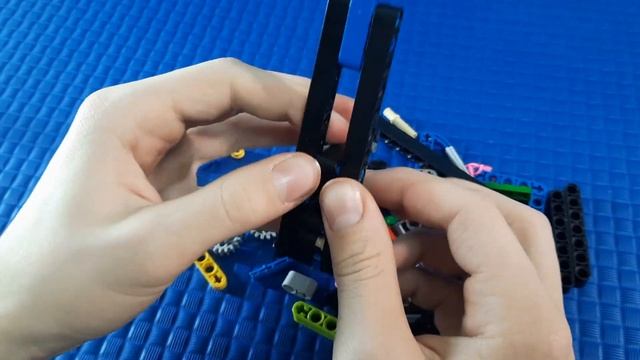 Как сделать маленький пистолет из лего техник, который будет мощно стрелять!