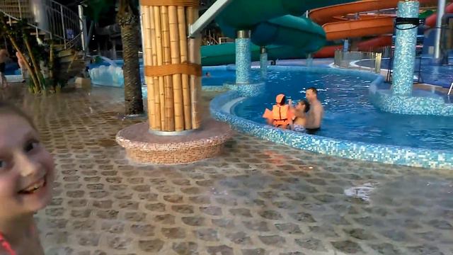взгляд изнутри аквапарка Питерлэнд PITERLAND AQUA-SPA смотреть онлайн