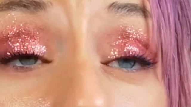 РАСПАКОВКА ПАЛЕТОК теней с WILDBERRIES / HUDAMOJI MOON, M&D BEAUTY BIGGERBOWIE смотреть онлайн