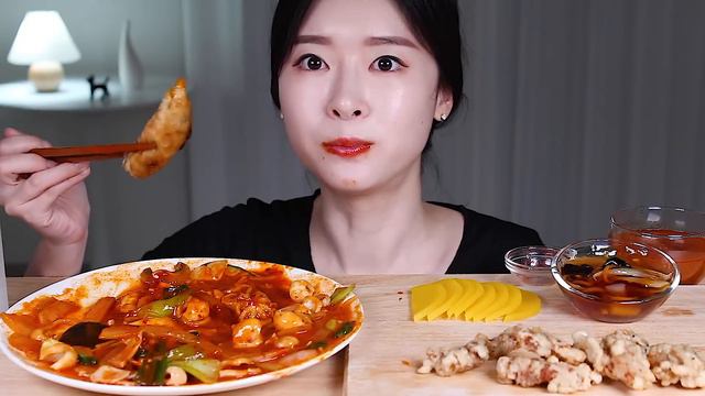 청양고춧가루 팍팍 🌶 매운 해물볶음짬뽕 탕수육 군만두 먹방 | SPICY STIR-FRIED SEAFOOD JJAMPPONG ★ TANGSUYUK & GUNMANDU MUKBAN смотреть онлайн