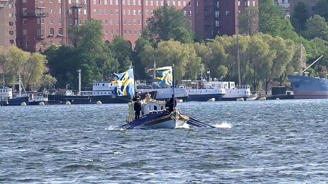 King Carl Gustaf and Queen Silvia of Sweden at anniversary dinner смотреть онлайн