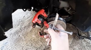 как задавить поршень при замене задних тормозных накладок форд фокус