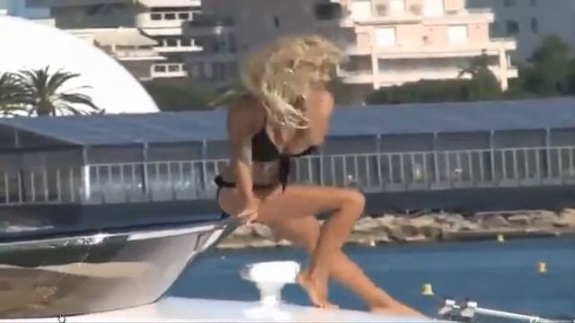 Pamela Anderson undresses on a yacht in Cannes смотреть онлайн