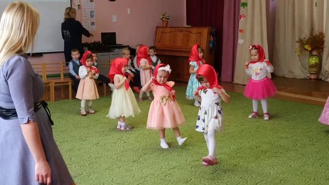 Танец Ягодки-Рябинки в первой младшей группе