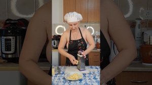Cooking show. Cheese for pizza. Naturist kitchen. Mila naturist.