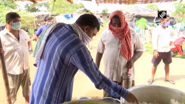 Locals in Bhubaneswar unite for humanity to feed migrant workers смотреть онлайн