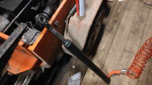 Опускается ковш на погрузчике... Дефектовка гидроцилиндра.