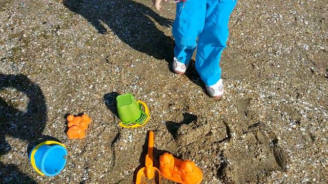 Играем на берегу чёрного моря/Play on the shore of the Black Sea смотреть онлайн