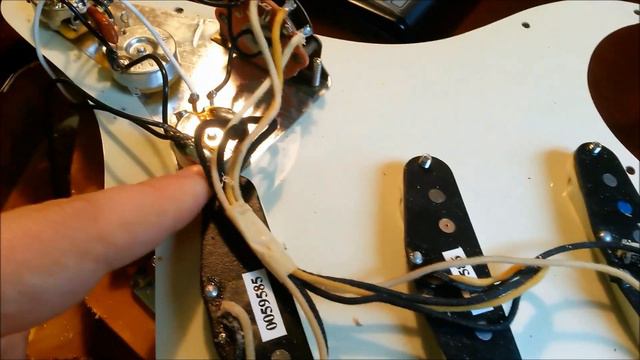 Inside: Fender Stratocaster Hardtail Robert Cray signature MIM 2004 смотреть онлайн