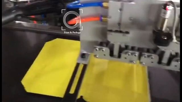 Машина для нанесения клея расплава на листовой подачей (производство ловушек для мышей) смотреть онлайн