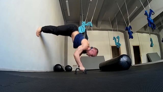 Подготовка к стойке ! HANDSTAND ! Укрепляем плечи и мышцы торса смотреть онлайн