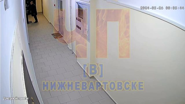 В Нижневартовске незнакомый мужчина пытался проникнуть в чужие квартиры смотреть онлайн