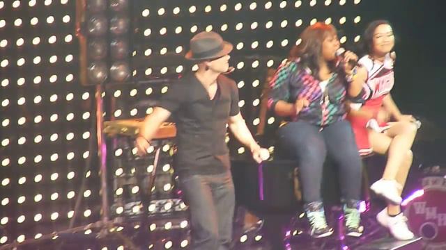 Lady is a Tramp [HD] Glee live! Gibson Amphitheatre смотреть онлайн