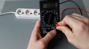 Как измерить напряжение в сети в розетке