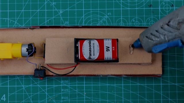 Как сделать самодельный электропоезд из алюминиевой банки смотреть онлайн