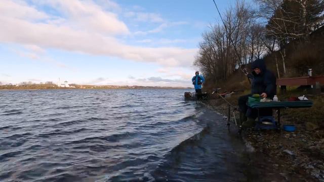 Рыбалка в ЛЕЩОВЫХ местах осенью: ЛОВИТЬ или ЖДАТЬ ЛЁД? смотреть онлайн