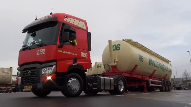 Chauffeur Van den Bosch Transporten over aanschaf nieuwe Renault-trucks смотреть онлайн