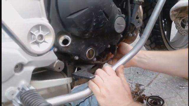 Kawasaki Versys 650 ? замена масла. Kawasaki Versys 650 Oil and Filter Change смотреть онлайн