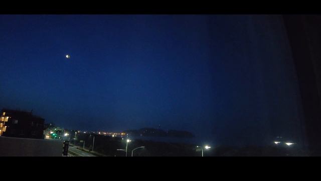 江ノ島の景色と月のコラボ！夜景～日の出タイムラプス【ブレスホテル（BREATH HOTEL）のオーシャンプレミアムスイートルームより撮影】＜モヤハレステイ＞ смотреть онлайн