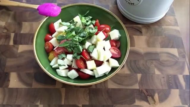 Салат из Томатов и Сыр Моцареллa легкая Закуска✔️Рецепт смотреть онлайн