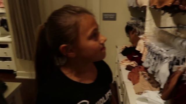 FIRST TIME BRA SHOPPING WITH MOM смотреть онлайн