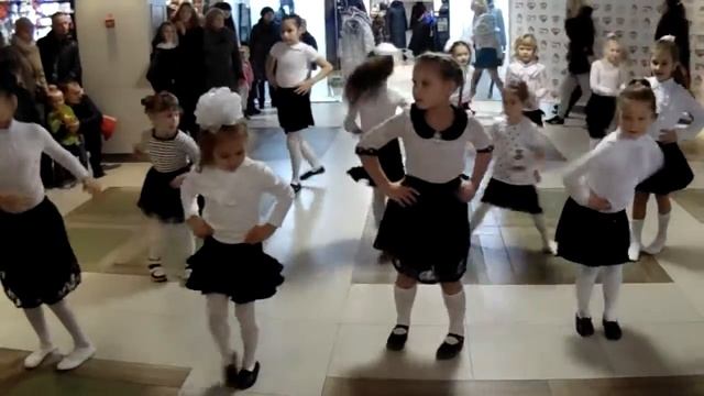 Танцы для детей - выступление школы танцев "Аквамарин" смотреть онлайн