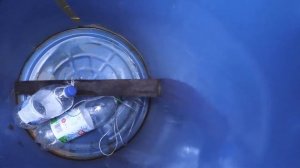 Подготовка металических бочек с водой к зимовке на даче.