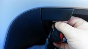 как снять вещевой ящик для пассажира переднего сиденья на Шкода-Йети