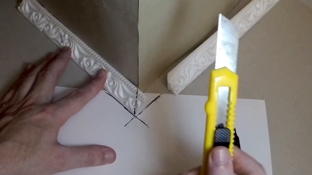 How to properly cut the outer (outer) corner on a plinth or baguette, without tools? смотреть онлайн