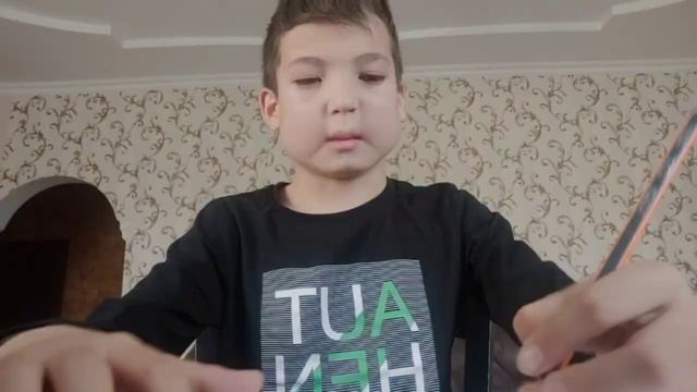 УСТРОИЛ С БРАТОМ ЧЕЛЛЕНДЖ КТО ЛУЧШЕ НАРИСУЕТ РИСУНОК. смотреть онлайн